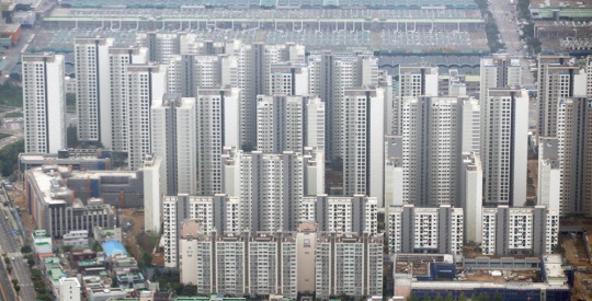 올해 공시가격이 크게 오른 서울과 수도권을 중심으로 공시가격 이의신청이 지난해의 3배에 육박할 정도로 급증했다. 사진은 서울 아파트 전경  <연합뉴스>